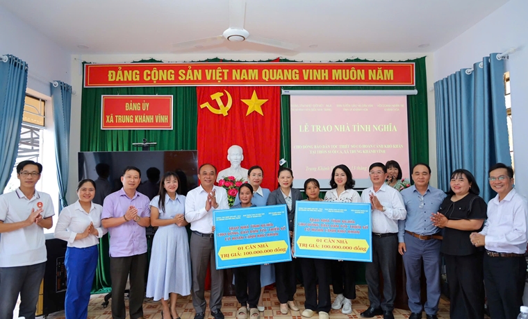 BAN TUYÊN GIÁO VÀ DÂN VẬN TỈNH ỦY KHÁNH HÒA TỔ CHỨC VỀ NGUỒN - KẾT HỢP TRAO NHÀ TÌNH NGHĨA CHO ĐỒNG BÀO DÂN TỘC THIỂU SỐ CÓ HOÀN CẢNH KHÓ KHĂN TẠI XÃ TRUNG KHÁNH VĨNH